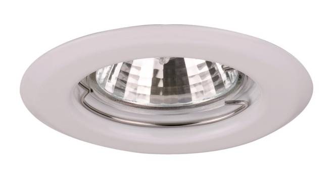 Nahaufnahme einer runden, eingelassenen Deckenleuchte mit silbernem Reflektor und weißem Rahmen. Die Leuchte ist eingeschaltet und gibt sanfte Beleuchtung ab.