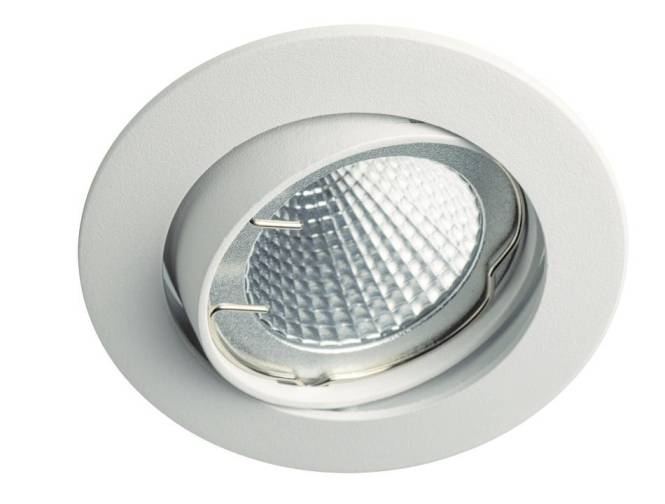 Ein versenkter Deckenspot mit rundem, weißem Rand und strukturiertem, metallischem Reflektor.