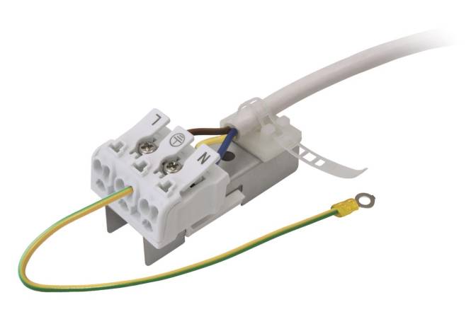 Ein elektrischer Stecker an einem weißen Kabel angebracht, mit blauen, braunen und grün-gelben internen Drähten zur Installation.