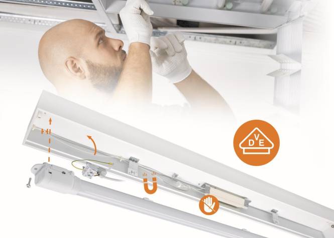 Eine Person, die Handschuhe trägt, stellt eine Deckenleuchte ein. Ein Symbol auf dem Bild deutet auf Sicherheit hin und zeigt ein Dreieck mit „VDE
