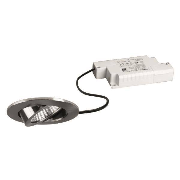 Ein versenkter LED-Strahler mit metallischer Oberfläche, der über ein schwarzes Kabel mit einem weißen Netztreiber verbunden ist. Der Strahler ist nach außen geneigt.