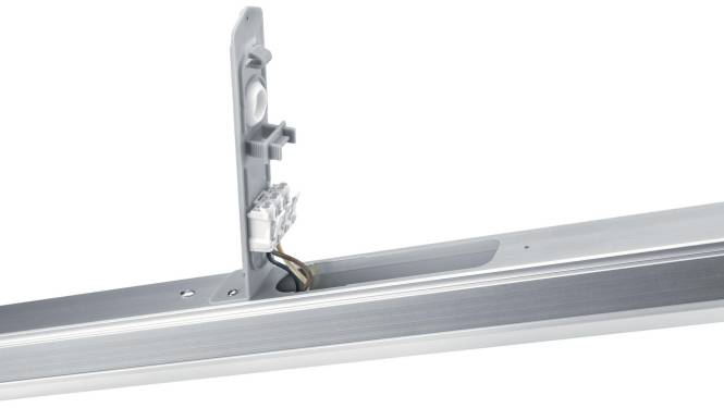 Eine Nahaufnahme einer linearen LED-Leuchte, die ihre Komponenten zeigt, einschließlich der internen Verkabelung und einer Montageklammer, auf weißem Hintergrund.