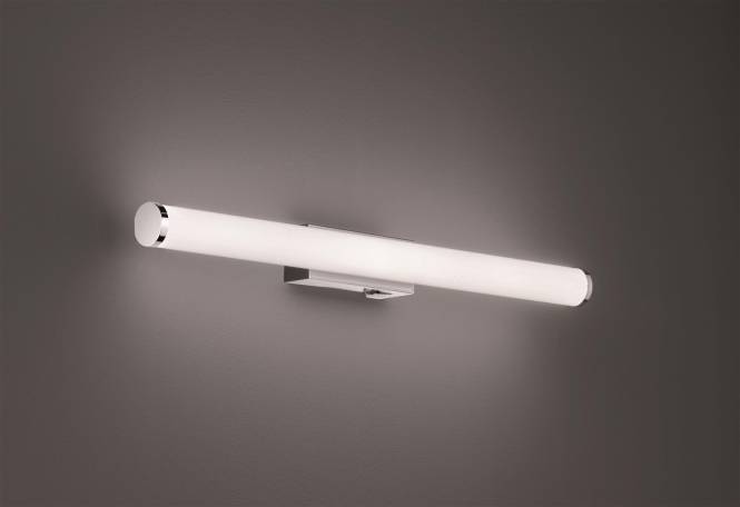 Eine schlanke, zylindrische wandmontierte Leuchte mit verchromtem Fuß ist beleuchtet und wirft ein weiches Glühen auf eine schlichte dunkle Wand.