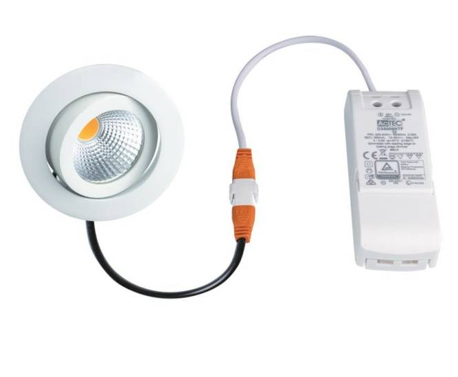 LED-Einbaudeckenleuchte mit weißem Rahmen und rundem Design, verbunden mit einem weißen Netzteil mit verschiedenen Beschriftungen und Symbolen.