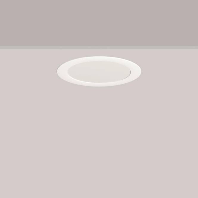 Eine weiße runde Deckenleuchte gegen eine hellgraue Decke.