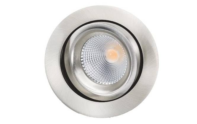 Ein rundes, eingelassenes LED-Deckenleuchte mit Metallrahmen, mit einer zentralen Glühbirne in einem strukturierten Reflektor, die weiches Licht ausstrahlt.