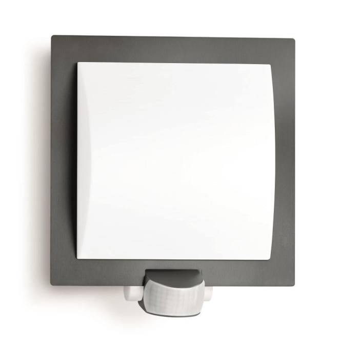 Ein quadratisches, modernes Wandleuchten-Modell mit einem gebogenen weißen Frontpaneel und einem kleinen Sensor an der Unterseite, montiert auf einer dunklen quadratischen Basis.