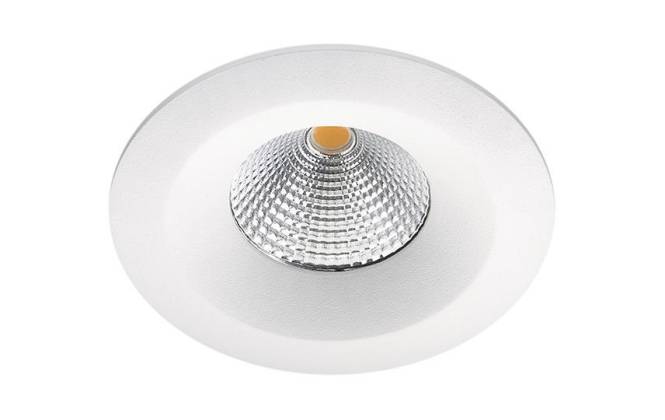 Eine eingebaute Deckenleuchte mit reflektierender Oberfläche und zirkulärer LED-Beleuchtung beleuchtet den Bereich und sorgt für eine moderne und gleichmäßige Lichtverteilung.