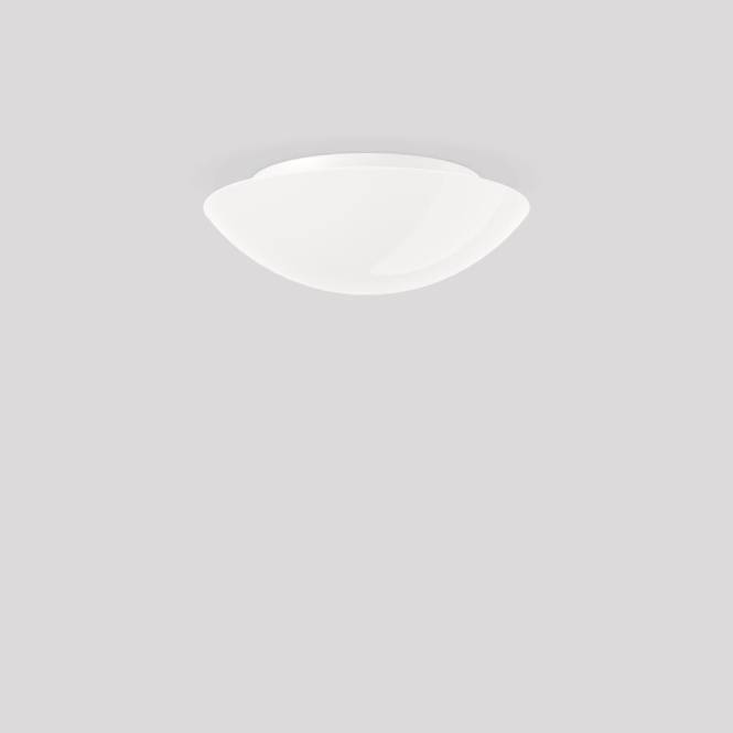 Eine einfache weiße Deckenleuchte auf einem schlichten grauen Hintergrund.