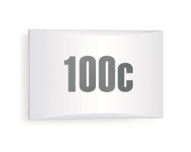 Das Bild zeigt eine weiße Plakette mit geprägtem großem grauem Text, auf dem 