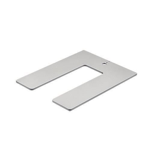 Eine flache, silberne Halterung mit einer U-förmigen Aussparung, möglicherweise zur Befestigung oder Montage von Objekten verwendet, mit einem kleinen kreisförmigen Loch in der Nähe eines Endes.