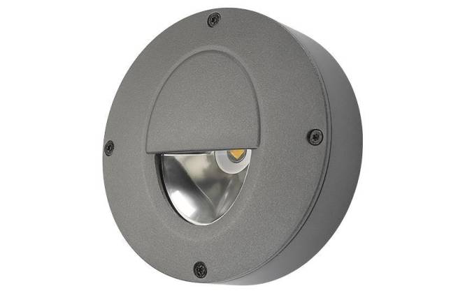 Eine runde, wandmontierte LED-Leuchte mit teilweiser Abdeckung, entwickelt für Außenbeleuchtungsanwendungen.