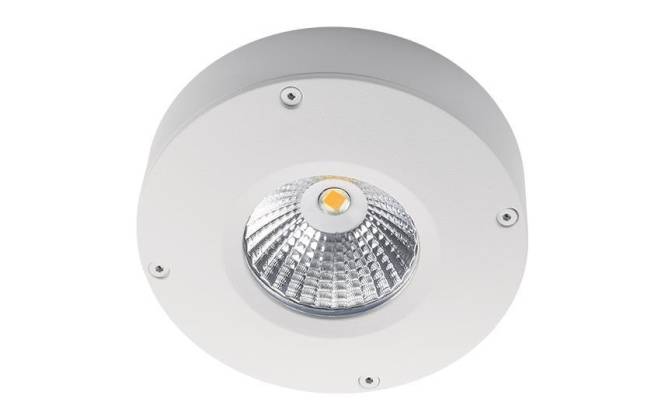 Ein weiß montierter LED-Deckenspot mit metallischem Reflektor und zentraler Glühbirne, entworfen für fokussierte Beleuchtung in modernen Innenräumen.