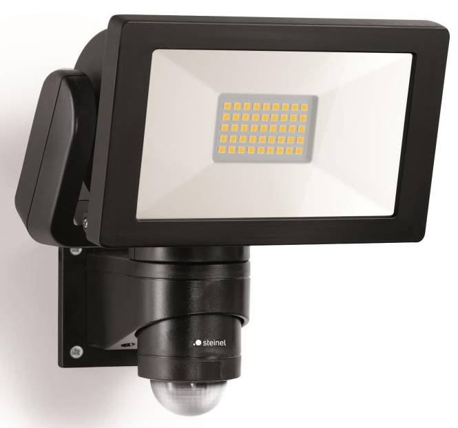 Ein schwarzes LED-Flutlicht mit Bewegungsmelder an einer Wand montiert. Es verfügt über eine Anordnung von LED-Leuchten in rechteckiger Ausführung für den Außenbereich.