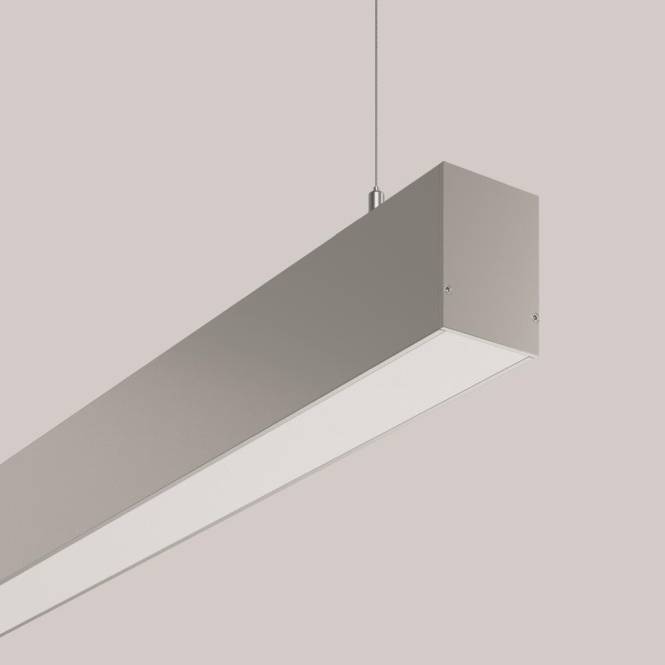 Eine moderne, rechteckige, silberne Pendelleuchte hängt von einer Decke vor einem neutralen Hintergrund und zeigt minimalistisches Design.