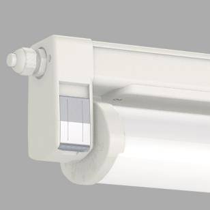 Wandmontierte Leuchtstoffleuchte mit Sensor, konzipiert für Innenbeleuchtungslösungen.