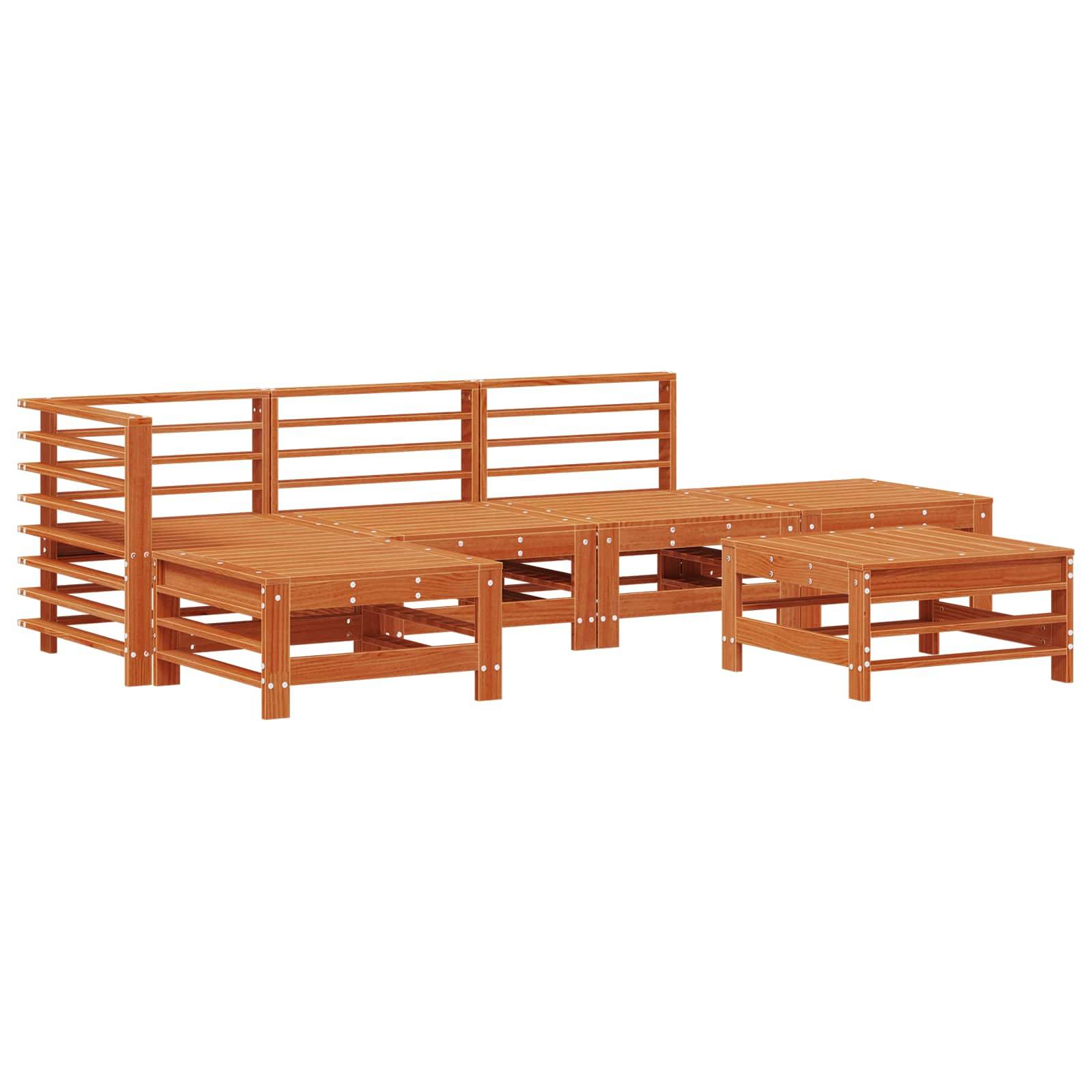 Ein Satz modularer brauner Holzgartenmöbel, bestehend aus Tischen und Bänken, nebeneinander auf weißem Hintergrund angeordnet.