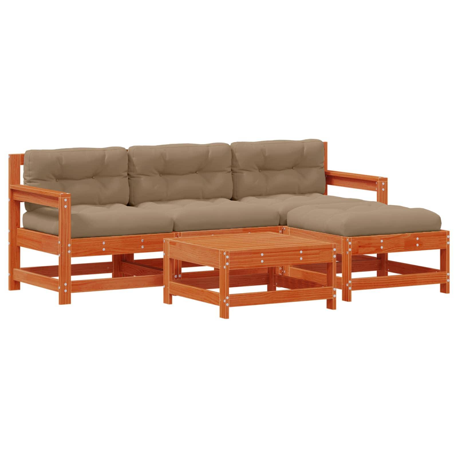 Outdoor-Holzgarnitur mit beigen Kissen, bestehend aus einem Loveseat, einer Chaiselongue und einem quadratischen Couchtisch. Geeignet für die Verwendung auf der Terrasse.