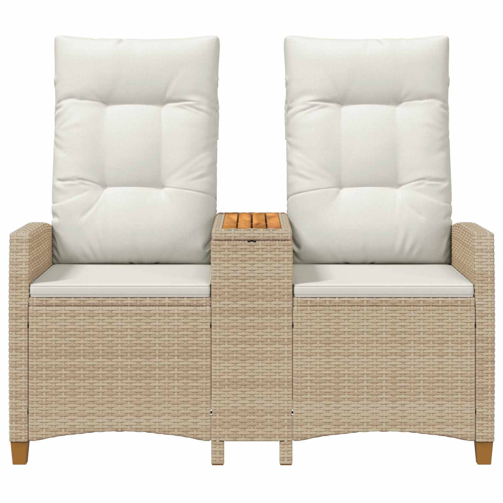 Zwei beige Rattanstühle mit weißen Kissen sind durch eine mittlere Armlehne mit einer Holzplatte verbunden und für die Außennutzung konzipiert.