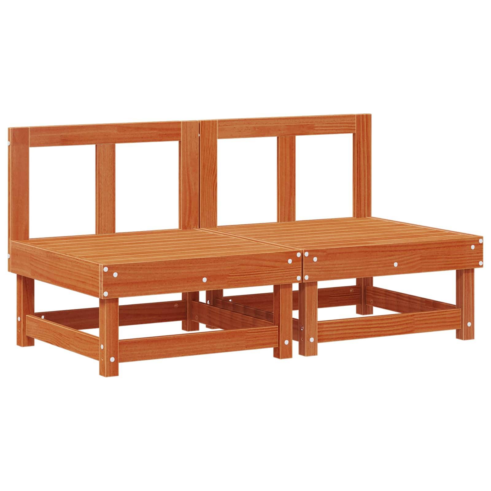 Zwei Holzbanksitze ohne Rückenlehne mit einfachem, modernem Design und sichtbaren Bolzenakzenten. Aus hellbraunem Holz gefertigt.