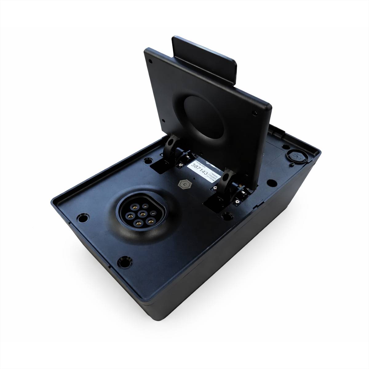 Offene schwarze Kunststoffbox mit kreisförmigem Steckverbinder innen, Deckel mit Scharnier und Barcode-Aufkleber darunter. Steckverbinder hat mehrere Steckplätze.