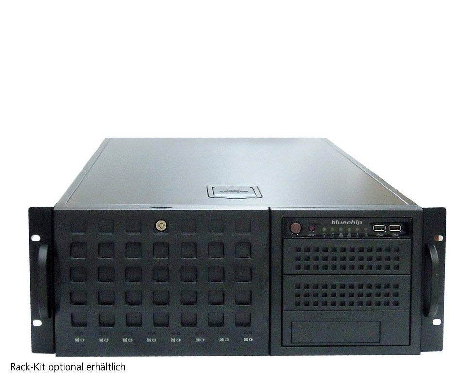 Vorderansicht eines schwarzen Server-Gehäuses zur Rackmontage mit Griffen, Belüftungspanelen, Statusleuchten, USB-Anschlüssen und dem "bluechip""-Logo.