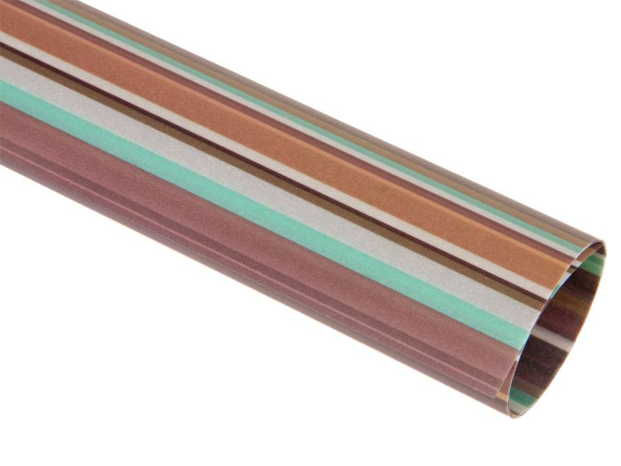 Eine Rolle gestreiftes Geschenkpapier mit abwechselnden braunen, türkisen und beigen Streifen.