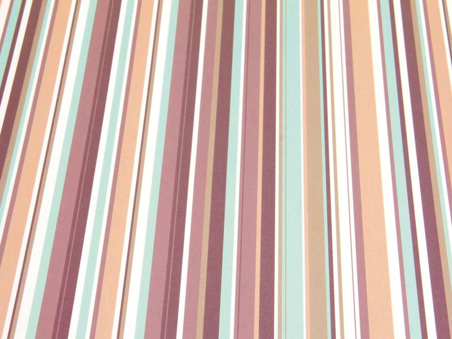 Vertikale Streifen in abwechselnden Farben von Beige, Braun, Rosa und Blaugrün erzeugen ein sich wiederholendes Muster mit Variationen in der Streifenbreite.