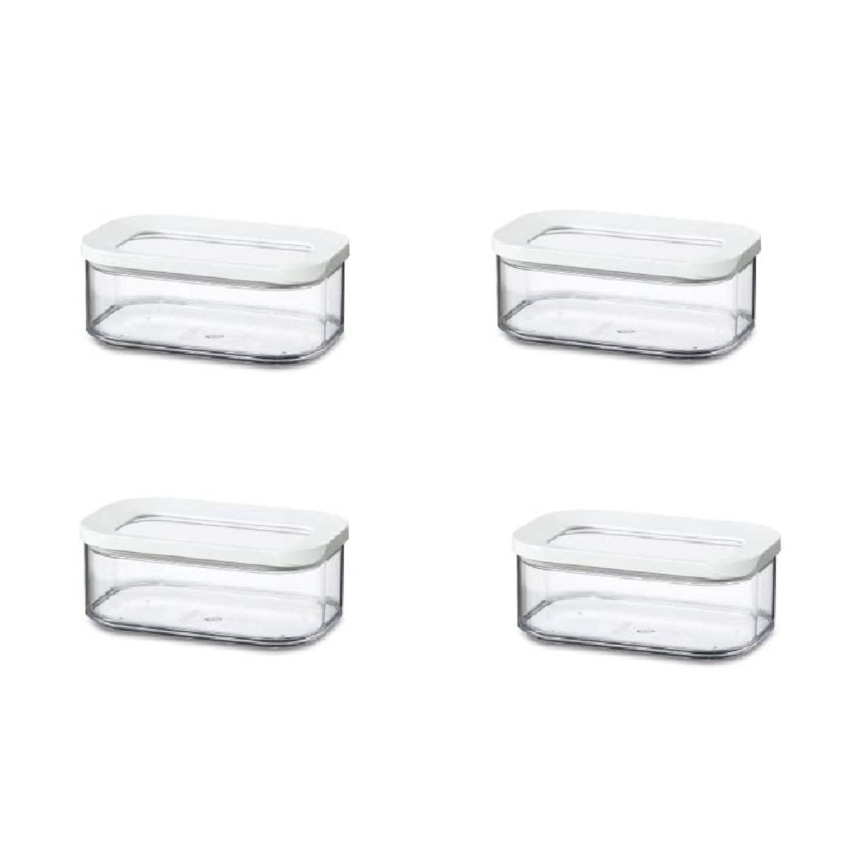 Vier identische durchsichtige rechteckige Lebensmittelbehälter mit weißen Deckeln in einem Zwei-mal-Zwei-Raster auf weißem Hintergrund angeordnet.