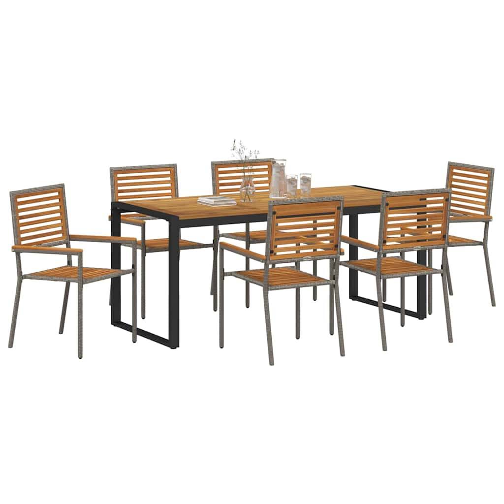 Ein sechsteiliges Terrassenesstischset mit einem rechteckigen Holztisch und sechs passenden Stühlen. Der Tisch hat ein Metallgestell und Zubehör wie Gläser und eine Karaffe.