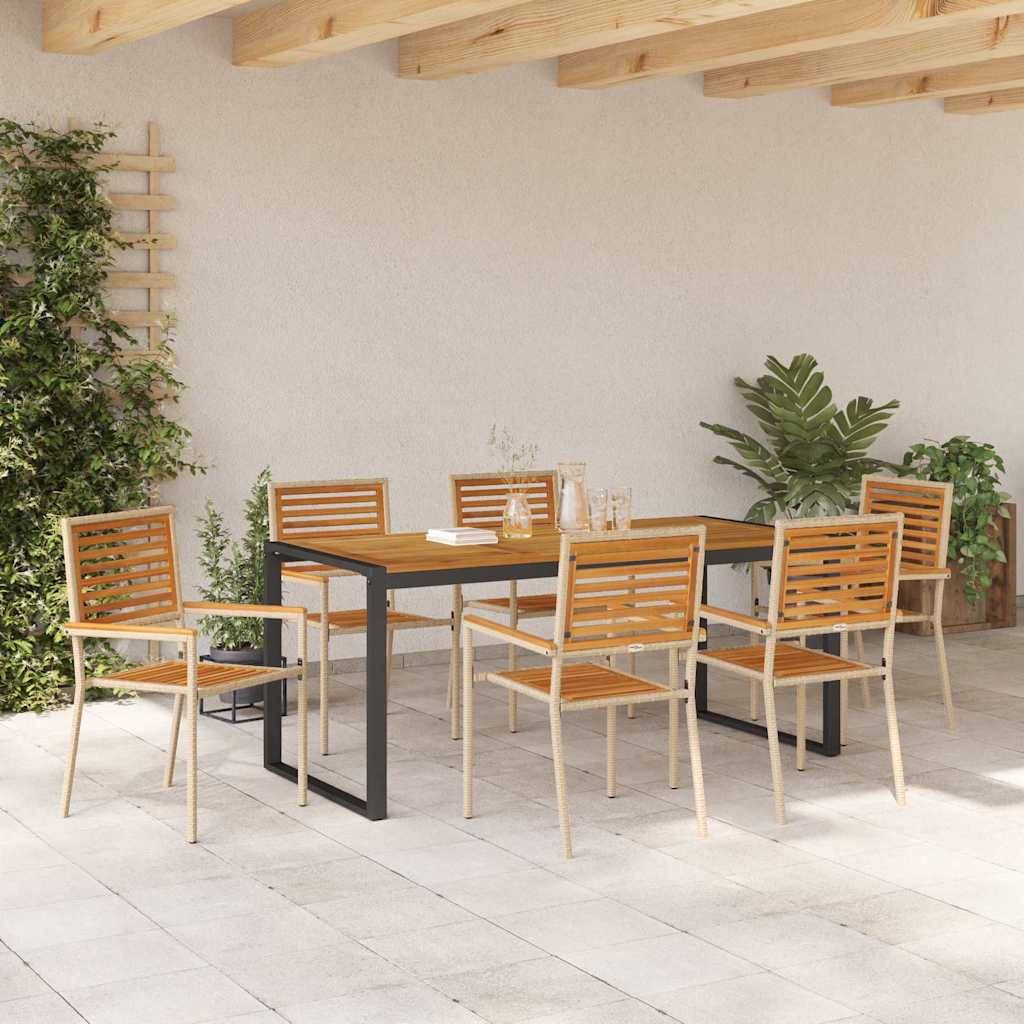 Terrasse im Freien mit einem Holztisch und sechs passenden Stühlen auf einem Fliesenboden, umgeben von grünen Pflanzen und einer Holzpergola darüber.
