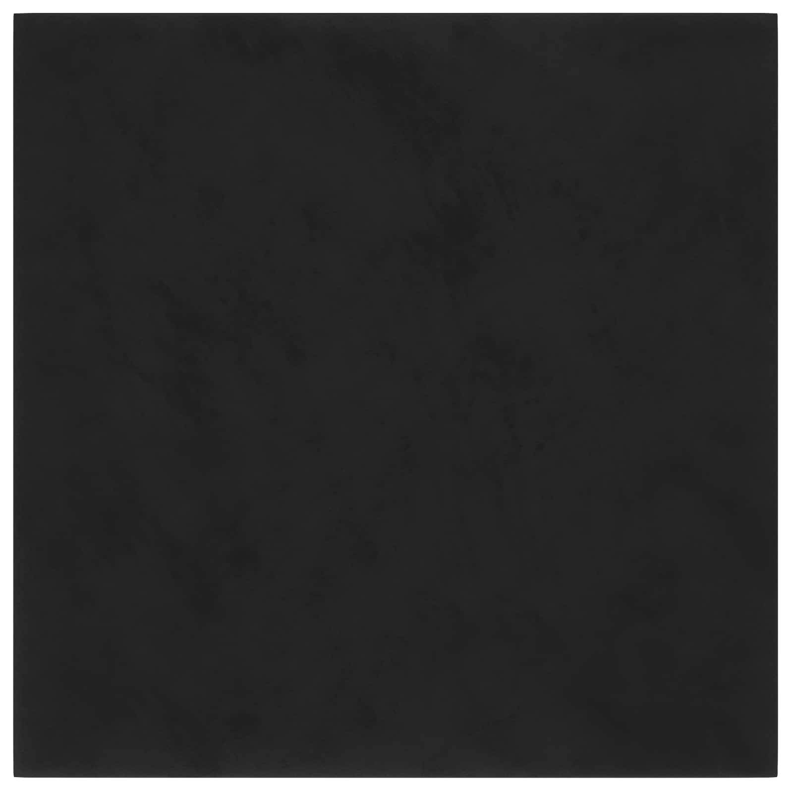Eine schwarze quadratische Fliese mit einer feinen marmorierten Textur.