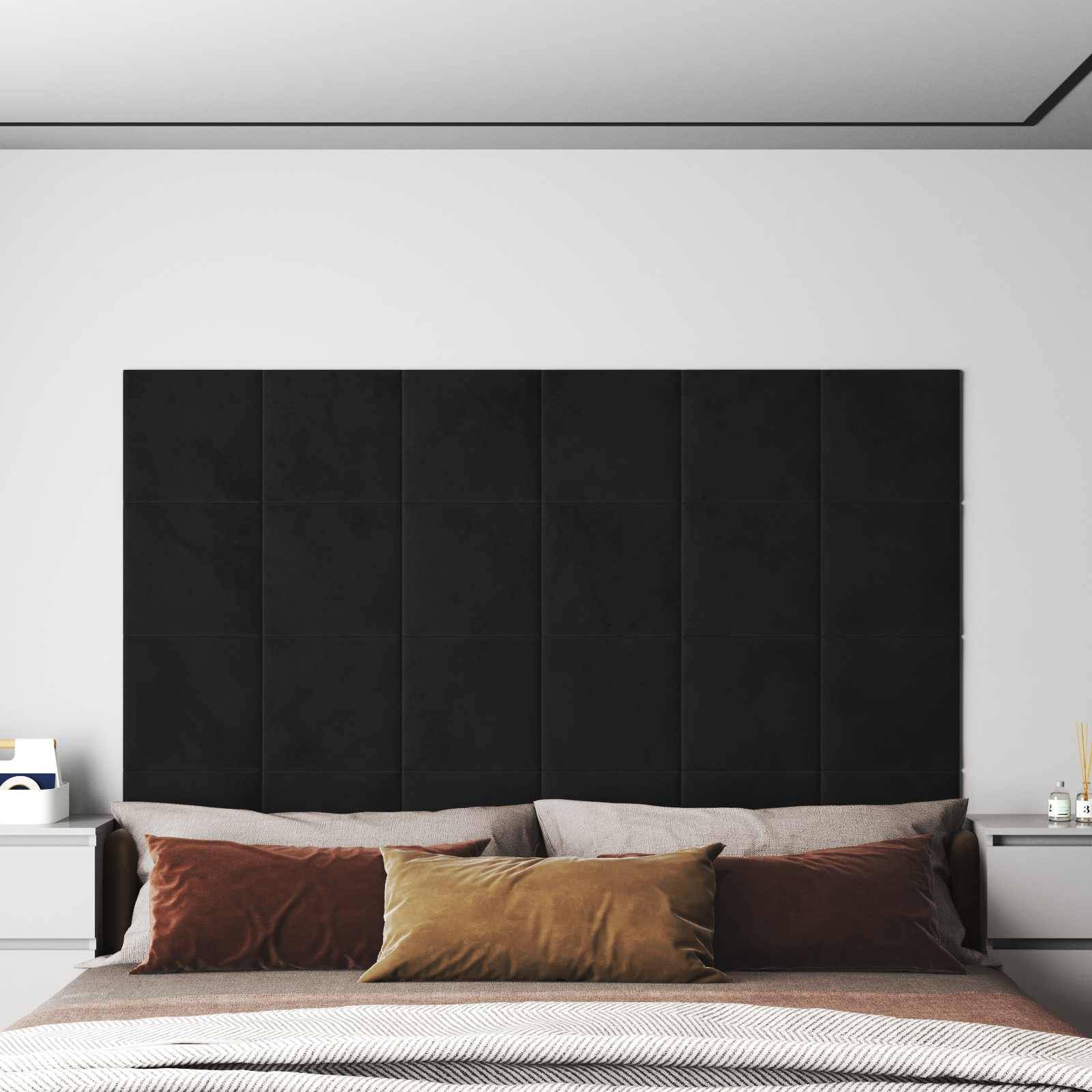 Ein modernes Schlafzimmer zeigt ein Bett mit braunen und beigen Kissen vor einem großen schwarzen Kopfteil, mit einem Nachttisch, der Bücher und Dekorationsgegenstände hält.