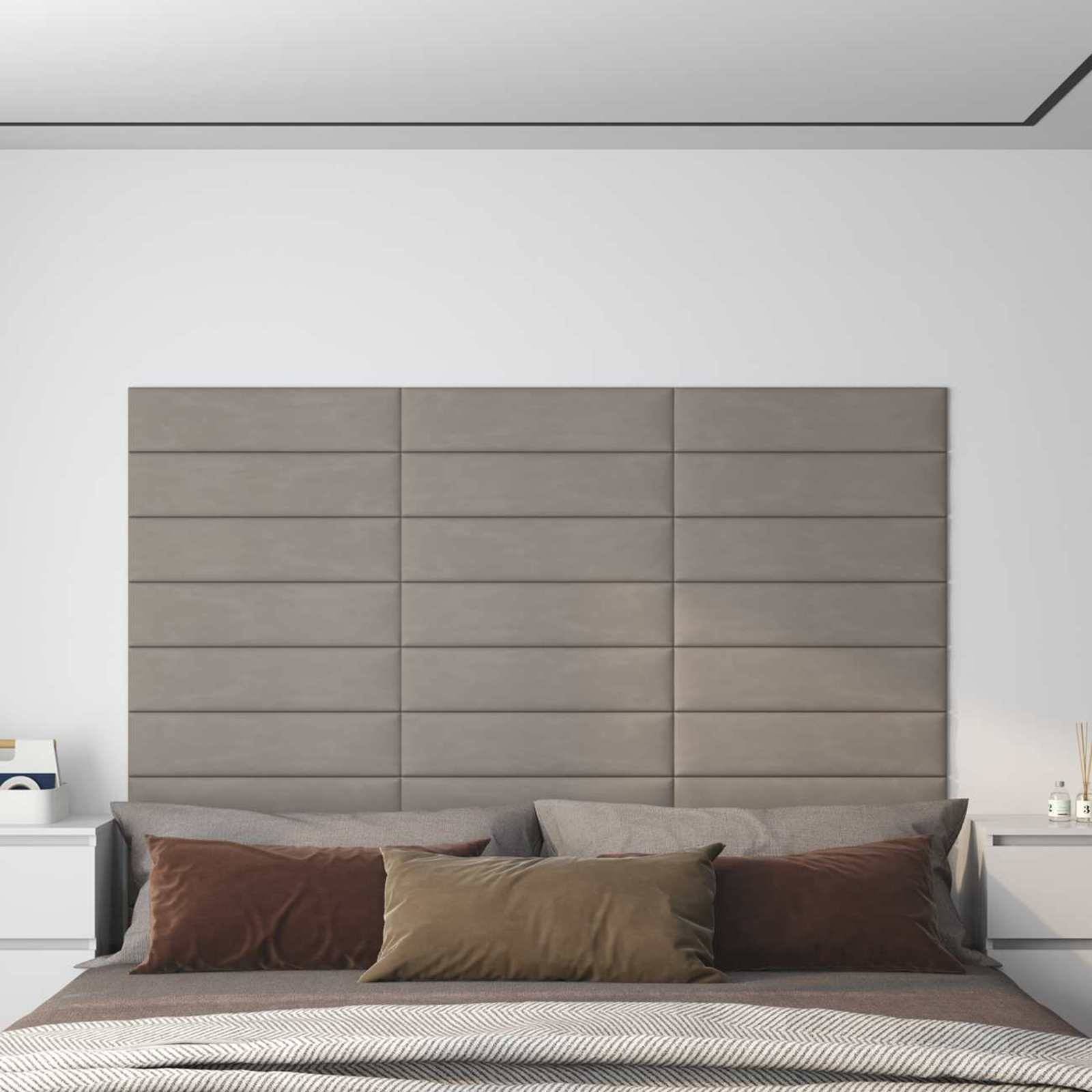 Schlafzimmer mit modernem, geometrischem Kopfteil, grauer Bettwäsche und mehreren Kissen in Brauntönen, die einen zeitgenössischen und gemütlichen Look schaffen.