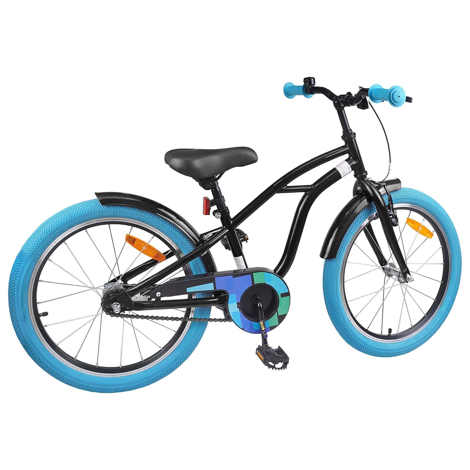 Ein Kinderfahrrad mit schwarzem Rahmen und leuchtend blauen Reifen, ausgestattet mit Stützrädern und einer farbenfrohen Kettenschutzvorrichtung.