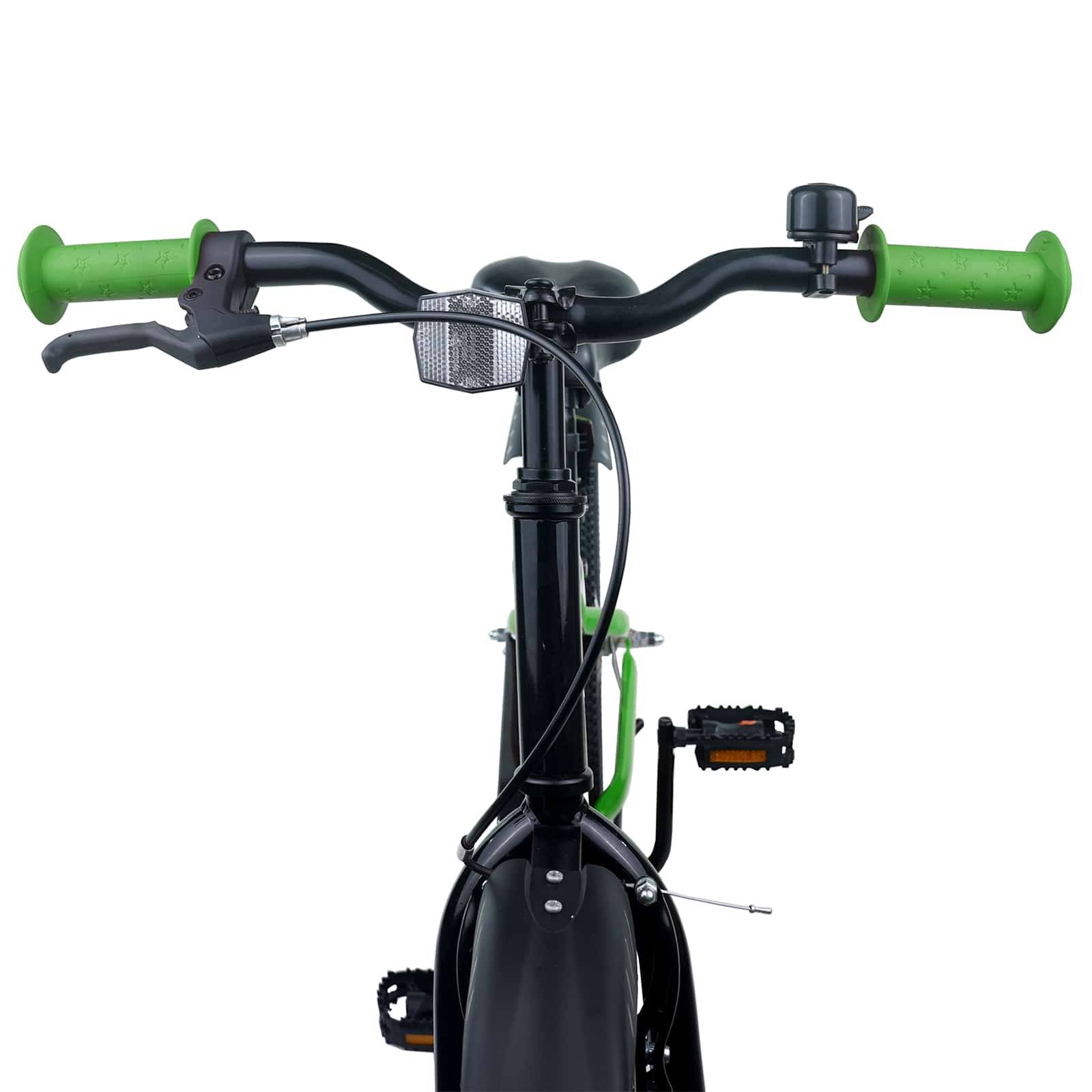Vorderansicht eines Fahrradlenkers mit grünen Griffen, einer Klingel, einem Bremshebel und Schaltzügen. Pedale sind im Hintergrund sichtbar.