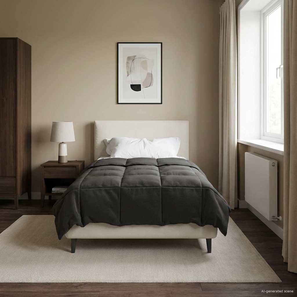 Ein gemütliches Schlafzimmer mit einem Bett mit dunkler Steppdecke, einem Nachttisch mit einer Lampe, einem Kleiderschrank und Kunstwerken an der Wand. Licht fällt durch das Fenster herein.