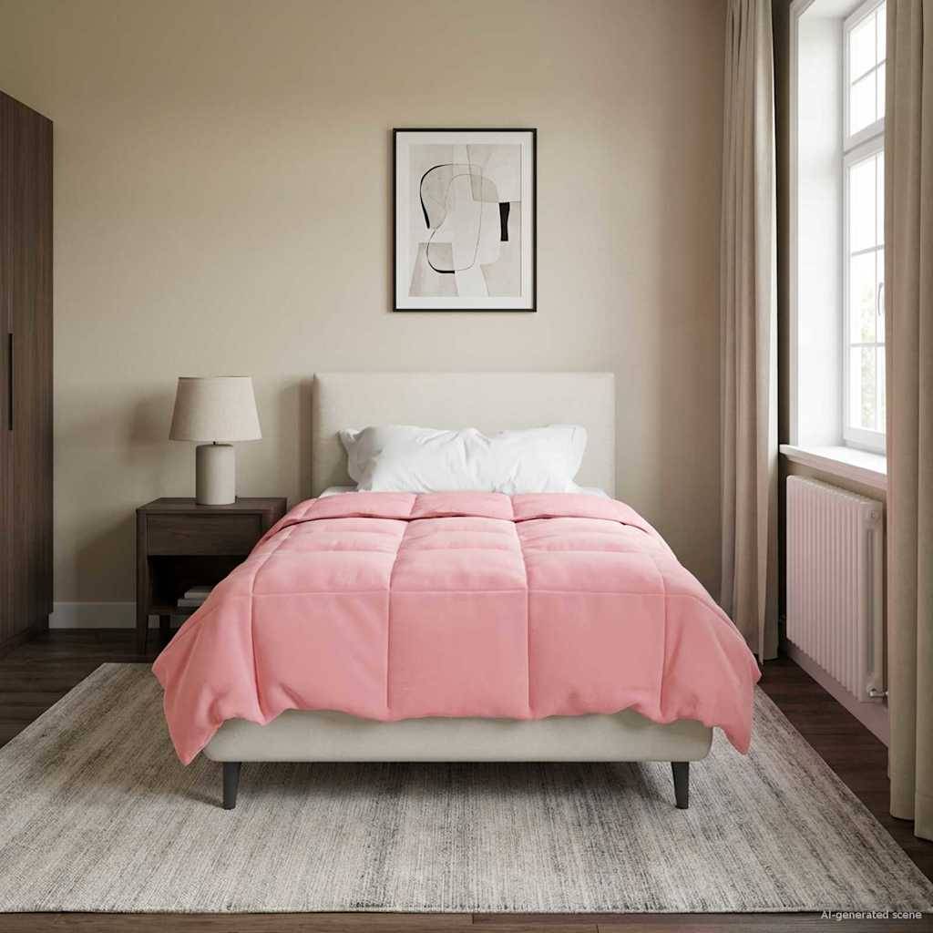 Ein Schlafzimmer mit einem ordentlich gemachten Bett, das eine rosa Bettdecke hat, ein Nachttisch mit einer Lampe und Kunstwerke über dem Bett.