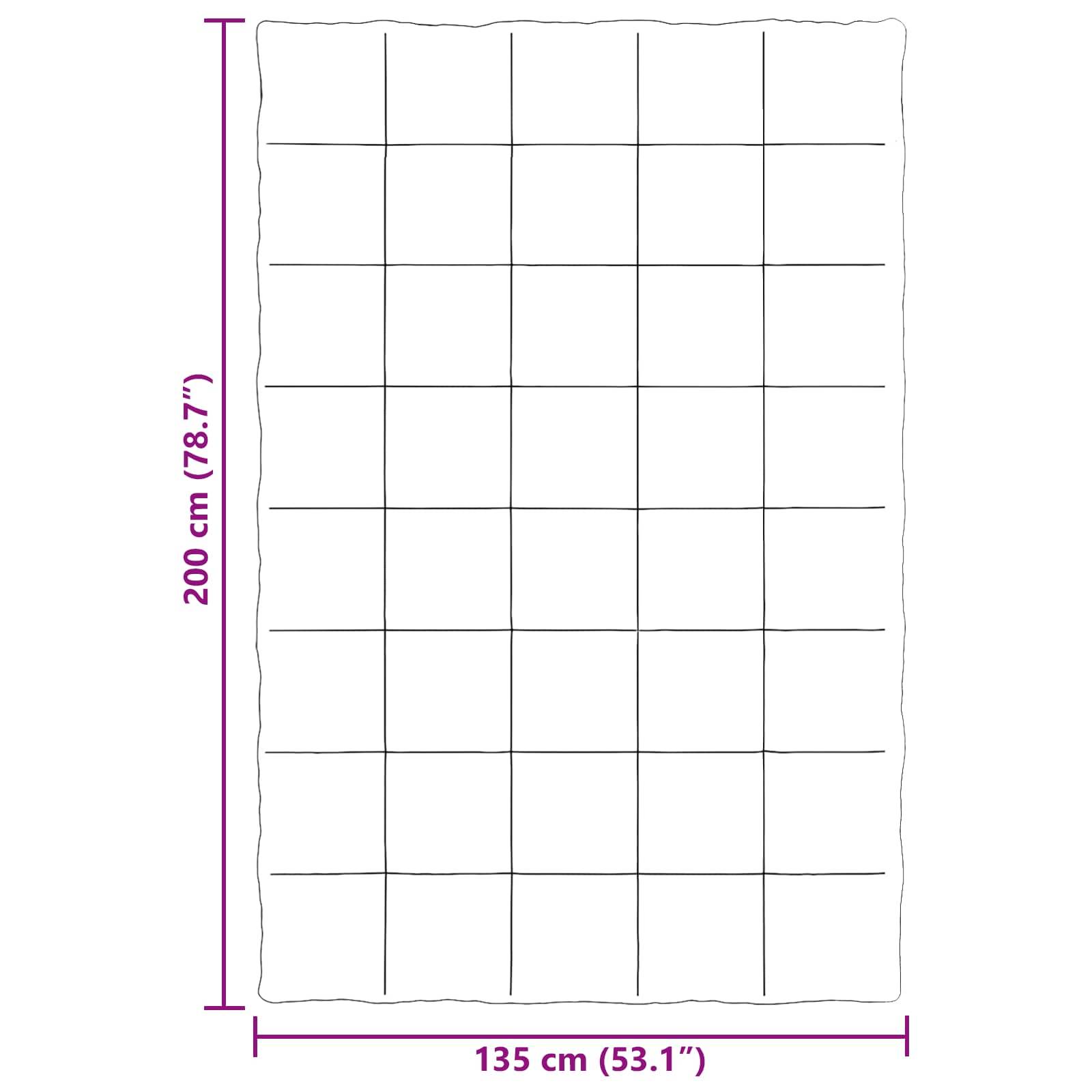 Eine rosa, gefaltete Bettdecke mit sichtbaren Nähten, die Wärme und Weichheit vermittelt, auf weißem Hintergrund platziert.