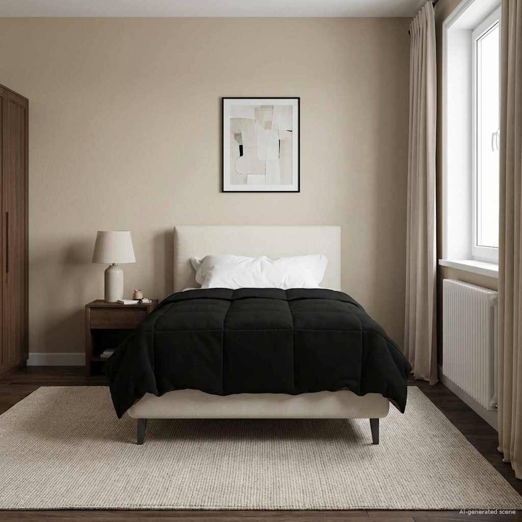 Ein gemütliches Schlafzimmer verfügt über ein ordentlich gemachtes Bett mit einer dunklen Bettdecke, einen Nachttisch mit einer Lampe, einen Kleiderschrank und ein Fenster mit Vorhängen.