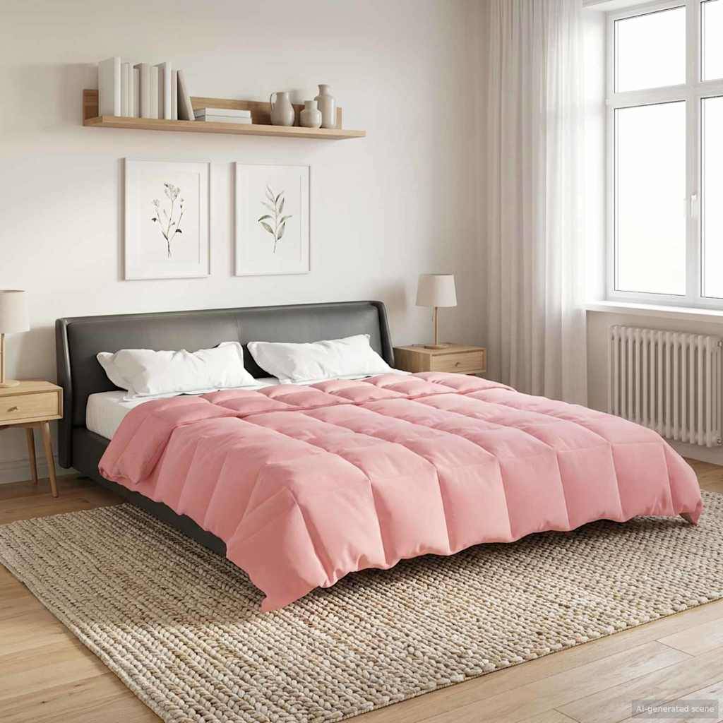 Ein ordentliches Schlafzimmer mit einem sorgfältig gemachten Bett, das eine rosa Steppdecke, zwei Kissen, Holz-Nachttische mit Lampen und Wandkunst über dem Bett aufweist.