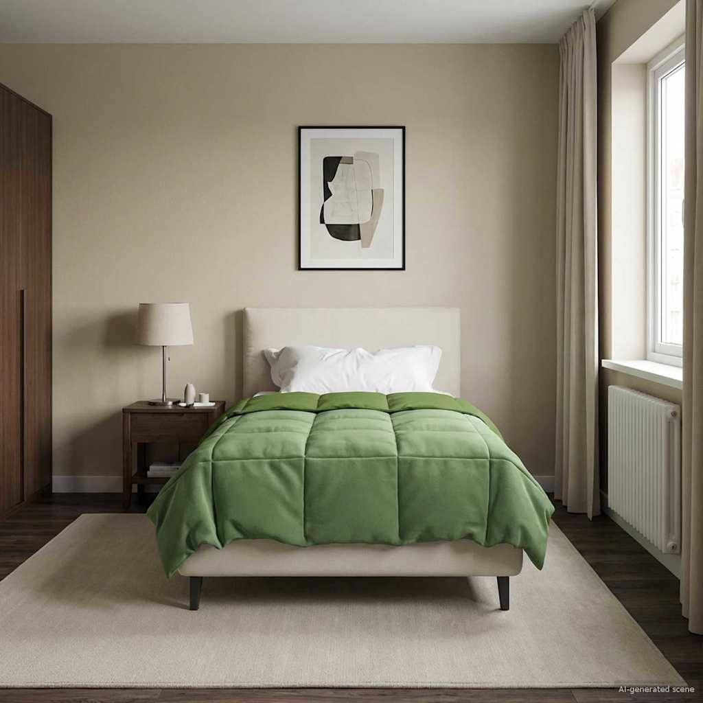 Ein ordentliches Schlafzimmer mit einem gemachten Bett, das eine grüne Tagesdecke hat. Ein hölzerner Nachttisch mit einer Lampe steht neben dem Bett, und ein gerahmtes abstraktes Kunstwerk hängt darüber.