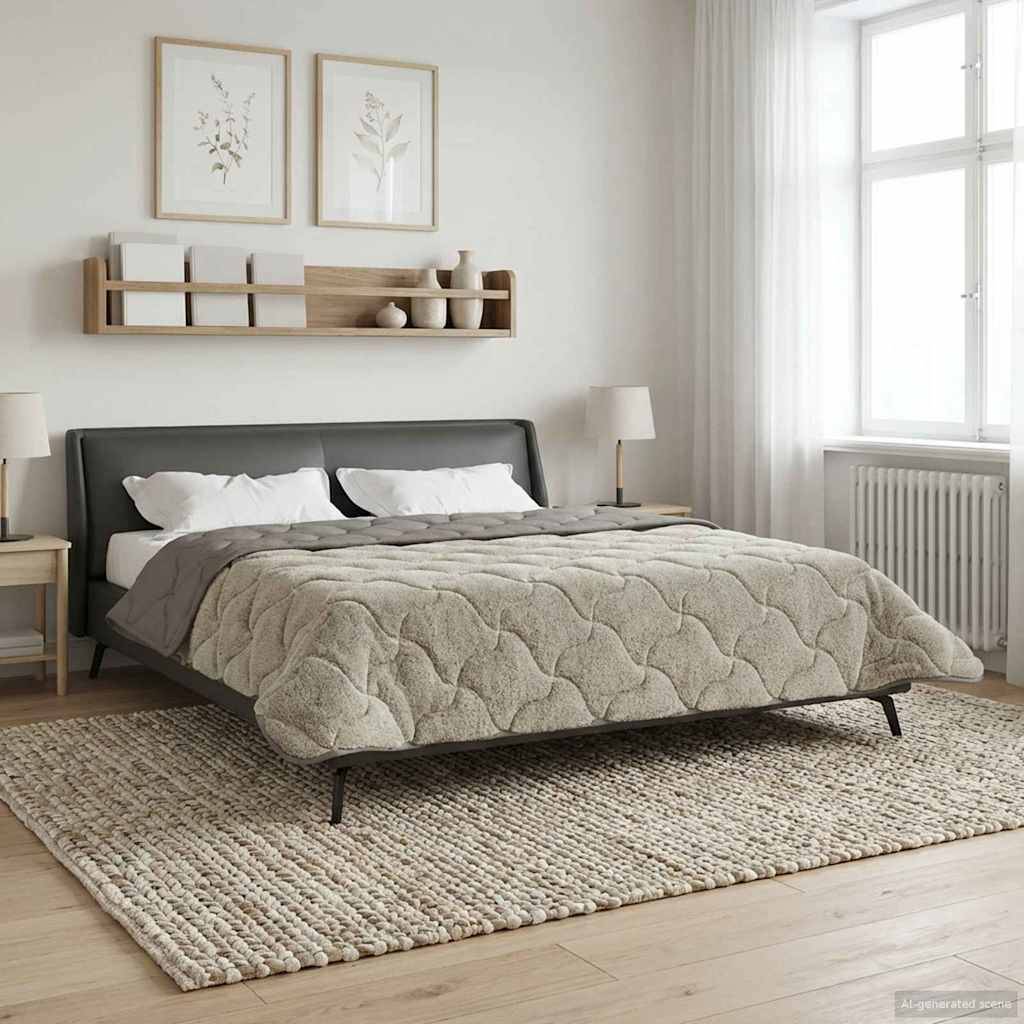 Ein modernes Schlafzimmer mit einem schwarzen Bett, weißen Kissen, zwei Nachttischen mit Lampen, abstrakter Kunst an der Wand und großen Fenstern mit Vorhängen.