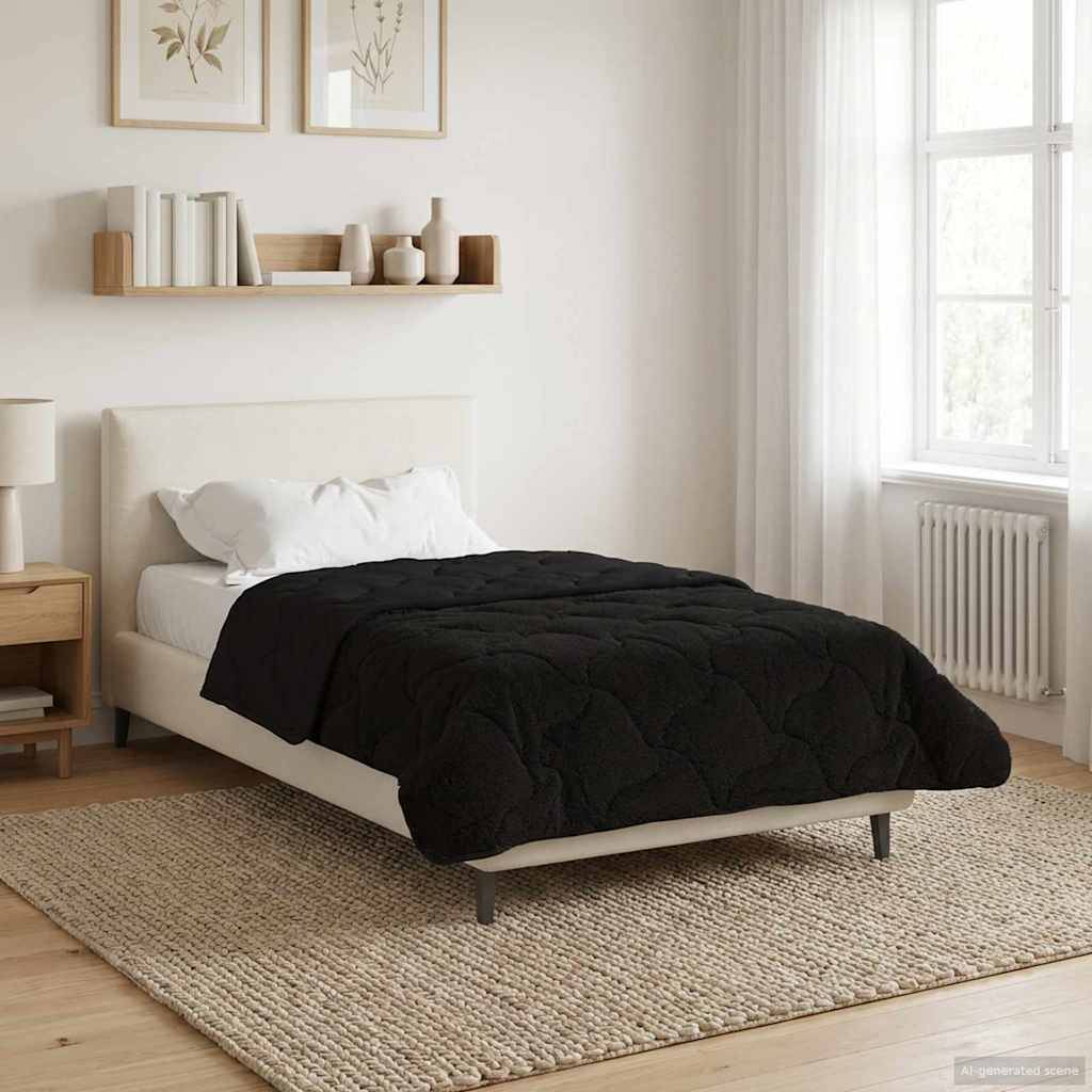 Ein gemütliches Schlafzimmer mit einem ordentlich gemachten Bett, das eine beige Steppdecke hat, flankiert von einer Lampe und einem Kleiderschrank; minimalistische Kunstwerke hängen an einer beigen Wand.