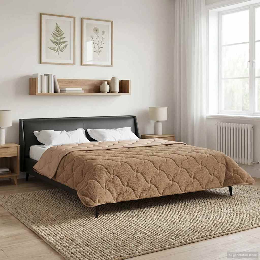 Holzbank für den Außenbereich mit Rückenlehne aus Latten, Armlehnen und zwei grauen Kissen. Verfügt über Stauraum darunter mit zwei Paneeltüren.