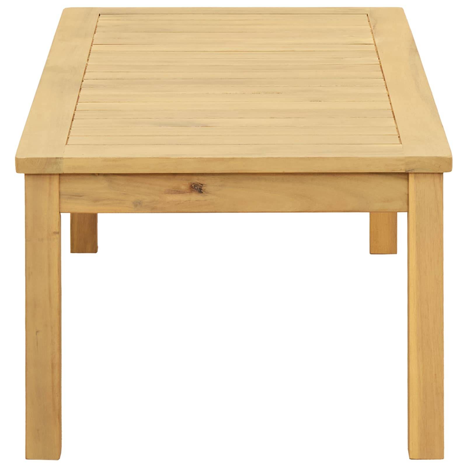Ein rechteckiger Holztisch mit einer glatten, hellbraunen Oberfläche steht vor einem weißen Hintergrund.