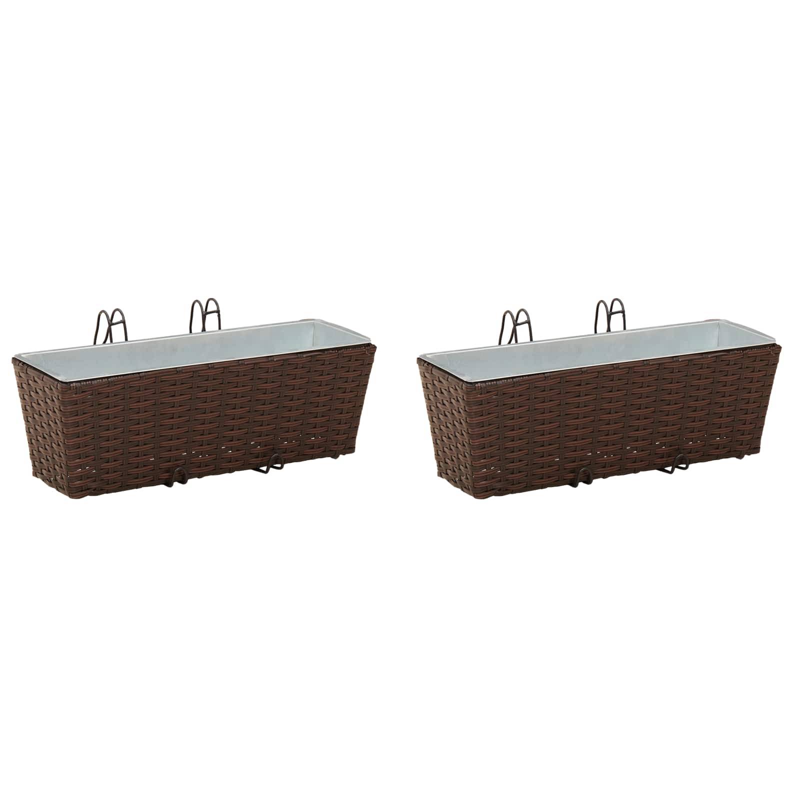 Zwei braune Wicker-Blumenkästen mit rechteckiger Form und Metallhaken.