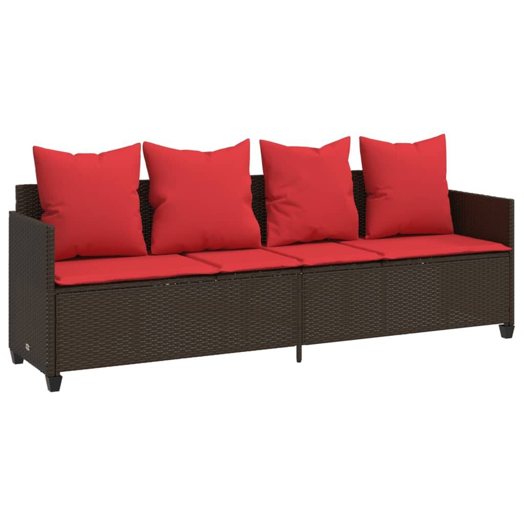 Vierplatziges braunes Korb-Außensofa mit roten Kissen und Polstern.