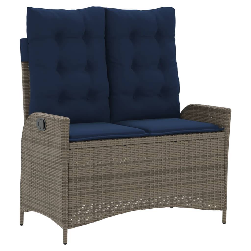 Ein Korbgeflecht-Zweisitzer mit marineblauen Kissen und hohen Rückenlehnen, mit einem robusten Design, das sich für den Außen- oder Terrassenbereich eignet.