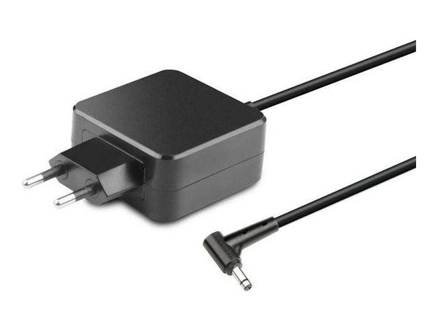 Schwarzer Stromadapter mit zweipoligem Stecker und rechtwinkligem Zylinderstecker auf weißem Hintergrund.